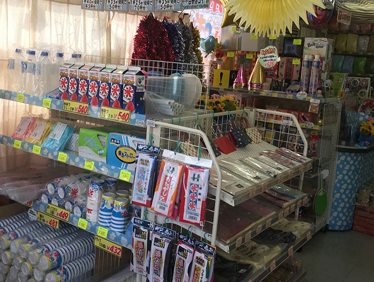 包装紙やリボンなどの一般包装用品はもちろん、食品容器やイベント用品も充実。会社やお店の方から一般の方までご利用いただけます。業務用のお買い得商品からお求めやすい小口商品迄、いろいろとご用意して皆様のご来店をスタッフ一同お待ちしております。