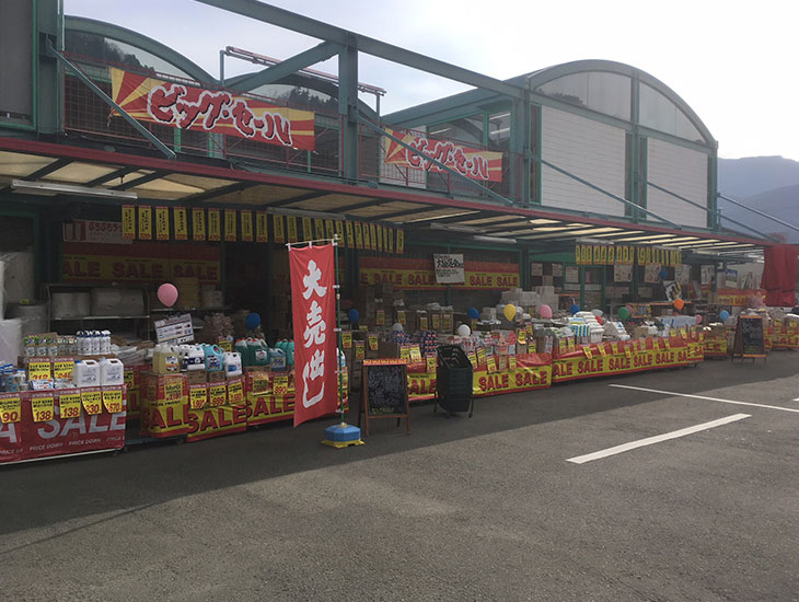 包装資材はもちろん事務用品や食品容器、季節を演出するアイテムなど業者の方から一般の方まで満足いただける商品を多数取り揃えています。また、定番で扱っていない商品でも少数から別注OK!見積もりをお出ししますのでお気軽にご相談ください。