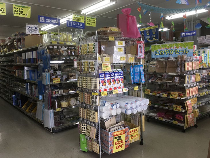 包装資材、事務用品を中心に各種生活雑貨を取り揃えております。食品容器・農業資材コーナーもより広く、よりお求め易くなりました。季節の店飾も充実、各種包装資材の名入印刷も受け承ります。皆様のご来店を心よりお待ちしております。