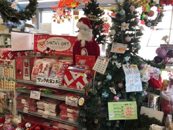 当店は青森市指定ゴミ袋やポリ袋・食品包材や店舗用品など幅広く取り扱いしています。<br>季節のイベントごとに限定アイテムも入荷します。<br>一般のお客様や業者の皆様もぜひ一度ご来店ください。お待ちしています。