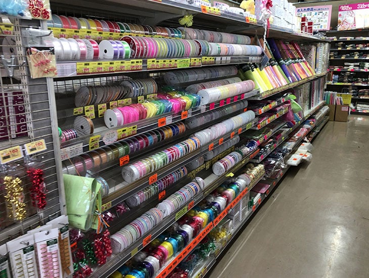 いつも当店をご利用頂きましてありがとうございます。当店では、紙袋、化成品、リボン、包装紙、文房具、店飾等、幅広く取り揃えております。また、各種イベントに欠かせない紙コップや紙皿等の食品容器も豊富にご用意しております。是非一度ご来店下さい。