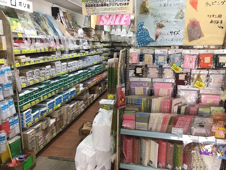 当店は房総の海が近く、レジャーに最適な場所にあります。レジャー用品なども豊富に取り揃えており、お子様には風船や文房具などもあります。ご家族皆さんが見ているだけで楽しくなるお店づくりを目指しております。ご来店、心よりお待ち申し上げます。
