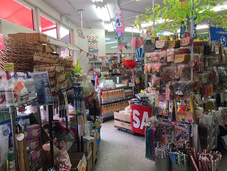 当店のお勧めは紙袋。専門店ならではの品揃えで皆様のご希望に添える品揃えを展開しています。また 探してもなかなかない本物の国産和紙を取り扱っています。何と2枚単位で御希望の柄を取り揃えています。是非一度当店にお立ちより下さい。