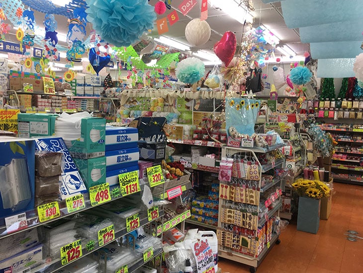 来て・見て・楽しめる店づくり。お客様のニーズに合わせた選べる商品の品揃えをモットーに今年もお出迎えいたします。季節のラッピングアイデアも満載!有料のラッピングサービス、近隣への無料配達サービス、オリジナル名入商品のご相談も承っております。