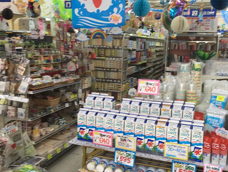 南加賀一円からご来店頂いております。あらゆる業種の方から学校関係、そして町内会、サークル等のイベント時までご利用頂いております。紙袋やレジ袋や包装紙等の別注品のご注文も承っております。是非お気軽にお立ち寄り、ご相談下さいませ。