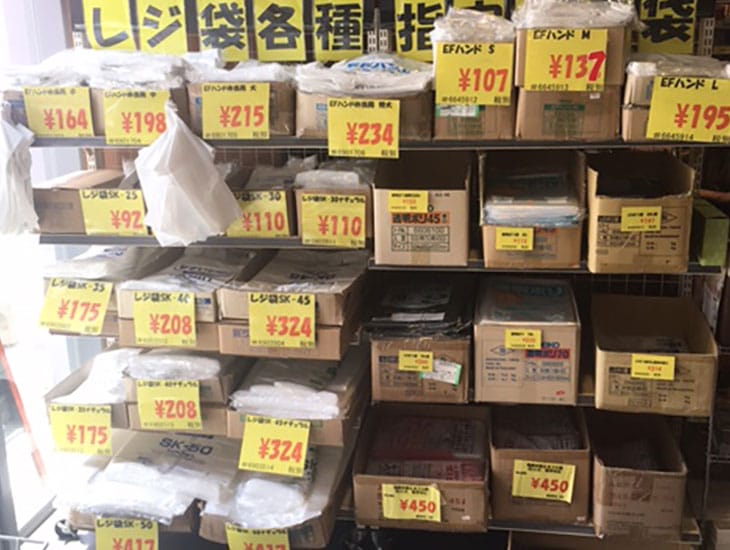 当店は、包装用品・食品容器など多数取り揃えております。また、配達のサービスでは、福岡市内¥3000以上、市内近郊¥5000以上から承っております。その他、別注の販促品や名入れ商品なども承っております。是非、ご来店下さい。