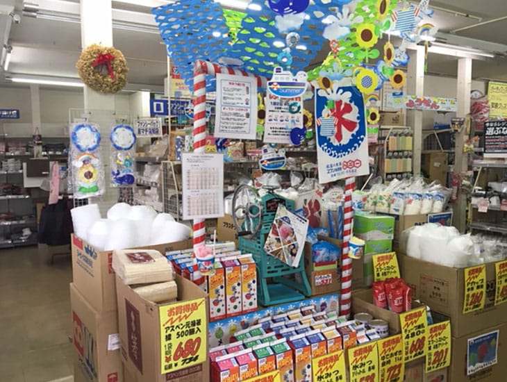 毎度有難うございます。店内には驚くほどの豊富な種類の包装資材、生活用品、季節のイベント用品などが所狭しと陳列され、アイテム数に自然とワクワク!ゆるキャラ総選挙で準グランプリに輝いた「ふっかちゃん」のオリジナルグッズも大好評販売中です。