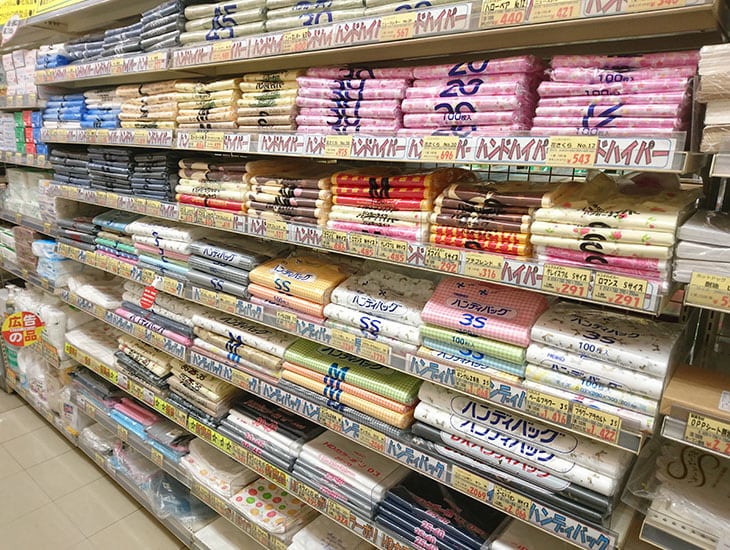 当店では「お客様に楽しんで頂ける」をモットーに店舗用品から日用品まで充実な品揃えをラインアップ!また、駐車スペースもご用意しております。スタッフ一同心よりご来店お待ちしております。