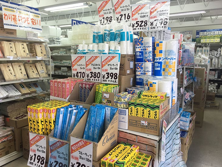 こんにちは!当店は一般の方から業者の方まで幅広く喜んでいただけるお店を目指しています。町内会のイベントや学校行事でご利用いただける商品も沢山あり、文房具も充実しております。また、店内にない商品はお取り寄せも可能です!お気軽におたずね下さい。