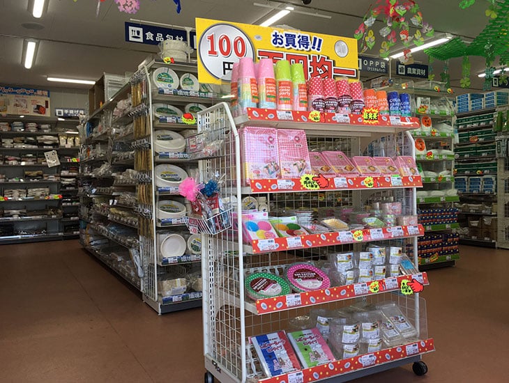 当店はお車でお越しのお客様も安心して停められる広い駐車場を完備しております。ご要望の多い食品包材を多く取り扱っておりますので、ぜひご来店ください。別注の紙袋、レジ袋等もご提案できます。明るく元気なスタッフ一同皆様のご来店を心よりお待ちしております。