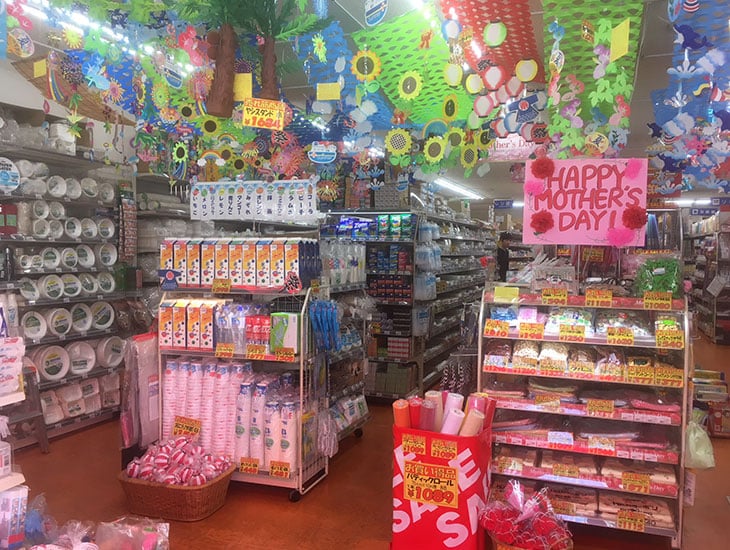 イベント資材・ラッピング資材・食品容器でお困りのお客様、店内に各種商品多数取り揃えてお客様のお悩み解消致します。まずは一度ご来店下さい。一般のお客様のご来店も大歓迎ですので是非覗いてみてください。スタッフ一同お待ち致しております。