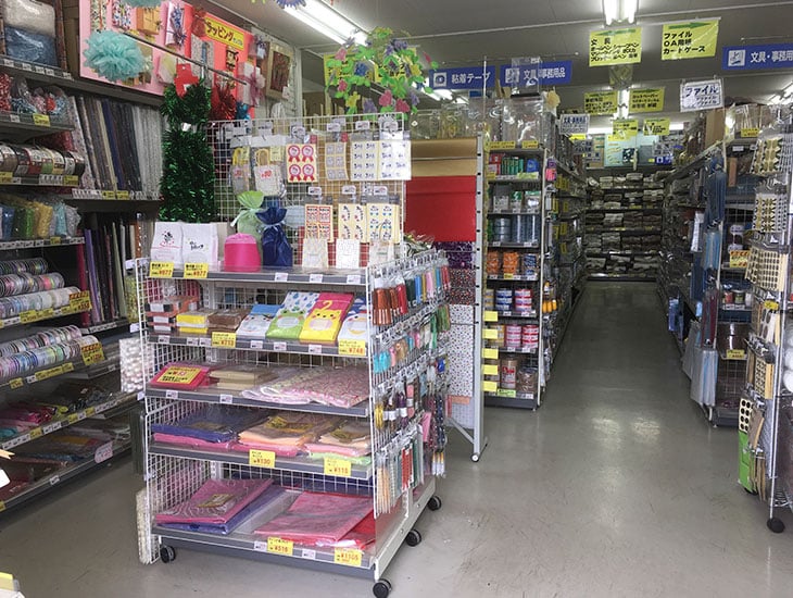 包装資材、事務用品を中心に各種生活雑貨を取り揃えております。食品容器・農業資材コーナーもより広く、よりお求め易くなりました。季節の店飾も充実、各種包装資材の名入印刷も受け承ります。皆様のご来店を心よりお待ちしております。