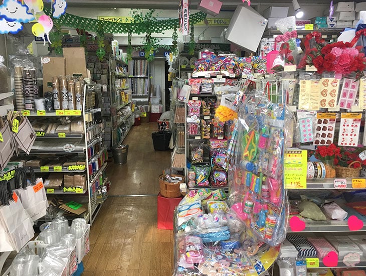 良い品をより安くをモットーに季節商品・イベント用品はもちろん、お店やご家庭に役立つ商品を取り揃えております。地域の皆様のご要望にお応えできるような品揃えを心がけておりますので、お気軽にご相談下さい。社員一同皆様のご来店をお待ちしております。