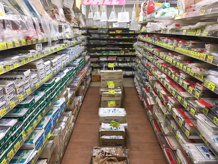 当店は房総の海が近く、レジャーに最適な場所にあります。レジャー用品なども豊富に取り揃えており、お子様には風船や文房具などもあります。ご家族皆さんが見ているだけで楽しくなるお店づくりを目指しております。ご来店、心よりお待ち申し上げます。