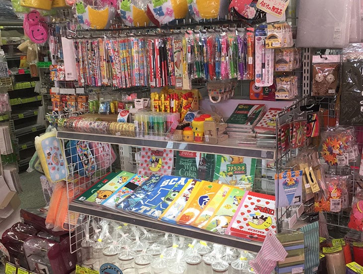 当店のお勧めは紙袋。専門店ならではの品揃えで皆様のご希望に添える品揃えを展開しています。また 探してもなかなかない本物の国産和紙を取り扱っています。何と2枚単位で御希望の柄を取り揃えています。是非一度当店にお立ちより下さい。
