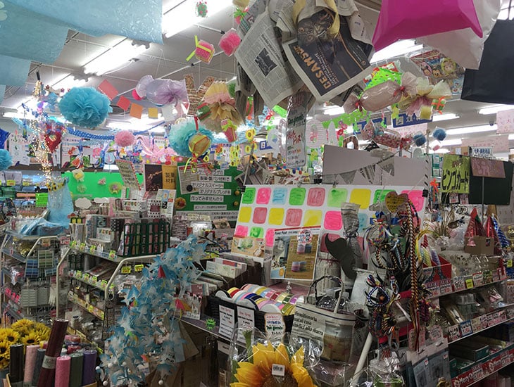 来て・見て・楽しめる店づくり。お客様のニーズに合わせた選べる商品の品揃えをモットーに今年もお出迎えいたします。季節のラッピングアイデアも満載!有料のラッピングサービス、近隣への無料配達サービス、オリジナル名入商品のご相談も承っております。