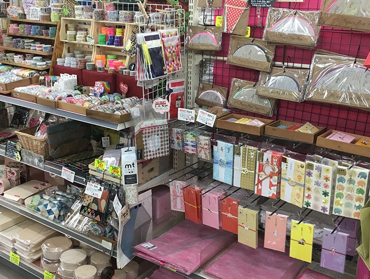 南加賀一円からご来店頂いております。あらゆる業種の方から学校関係、そして町内会、サークル等のイベント時までご利用頂いております。紙袋やレジ袋や包装紙等の別注品のご注文も承っております。是非お気軽にお立ち寄り、ご相談下さいませ。