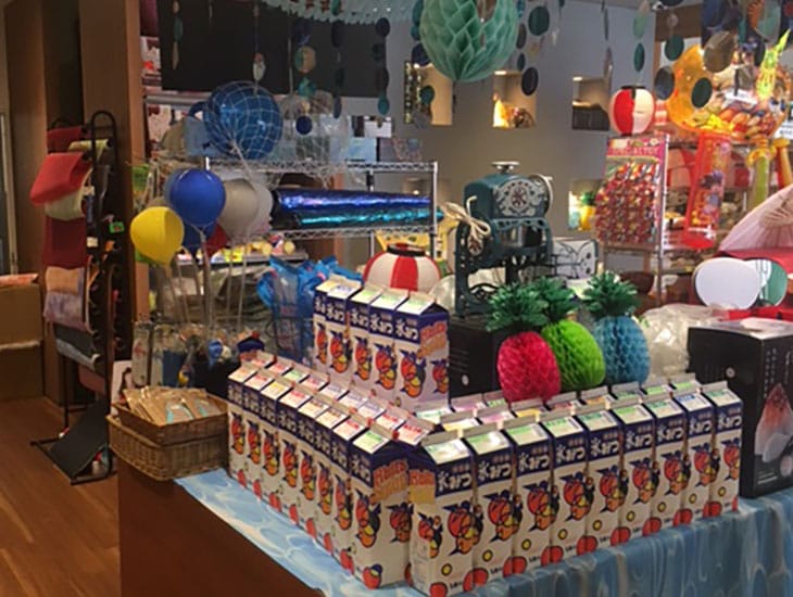 当店は、包装用品・食品容器など多数取り揃えております。また、配達のサービスでは、福岡市内¥3000以上、市内近郊¥5000以上から承っております。その他、別注の販促品や名入れ商品なども承っております。是非、ご来店下さい。