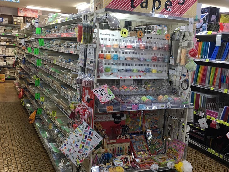 国道403号線沿いの三条市寄りにマルサンはあります。そこで幟やビニール幕、一文字POPなどでアピールしています。店内では季節や行事に合わせた商品やラッピング用品、生活雑貨などたくさんそろっていて楽しいお店です。ぜひ御来店ください。