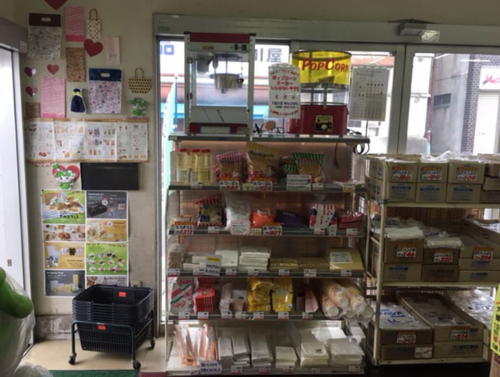 毎度有難うございます。店内には驚くほどの豊富な種類の包装資材、生活用品、季節のイベント用品などが所狭しと陳列され、アイテム数に自然とワクワク!ゆるキャラ総選挙で準グランプリに輝いた「ふっかちゃん」のオリジナルグッズも大好評販売中です。