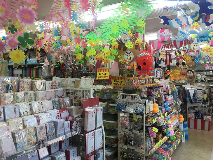 こんにちは!パッケージプラザマツバラです。当店では新商品をたくさん用意してお客様をお待ちしております。また業者様商品だけでなく、一般のお客様にもお買い求めやすいバラ売りもいたしますので、お気軽にご来店、お問い合わせ下さい。