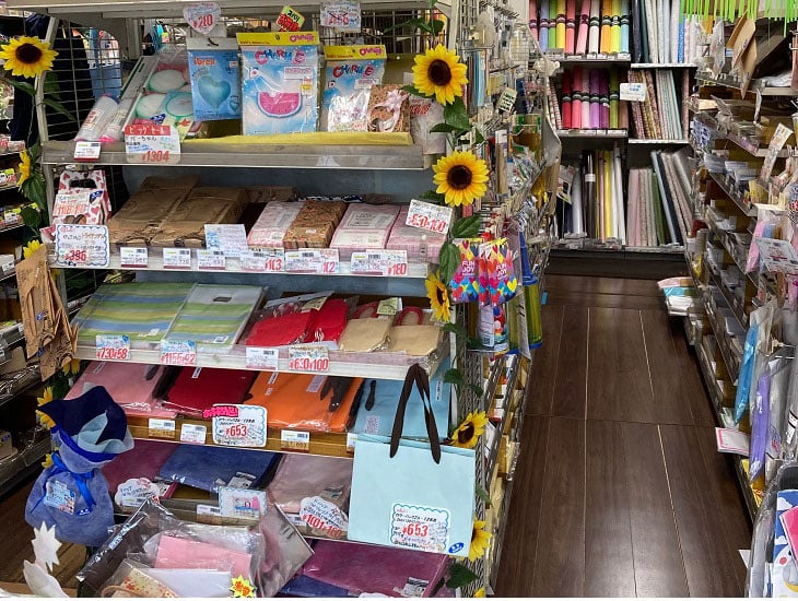 当店は1989年オープンです。お陰様で35周年を迎える事が出来ました。お客様の声をモットーに品揃えを心がけてきました。いつまでもお客様と心のキャッチボールができるような店であり続けたいと思います。是非一度ご来店をお待ちしております。