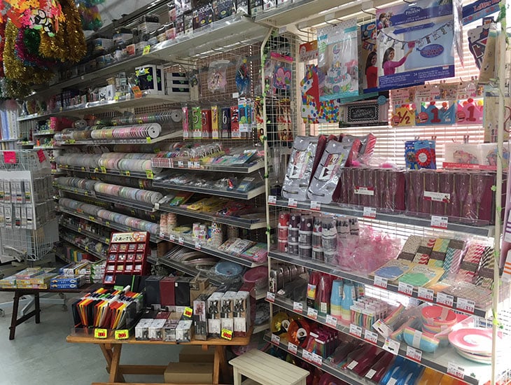 包装資材はもちろん事務用品や食品容器、季節を演出するアイテムなど業者の方から一般の方まで満足いただける商品を多数取り揃えています。また、定番で扱っていない商品でも少数から別注OK!見積もりをお出ししますのでお気軽にご相談ください。