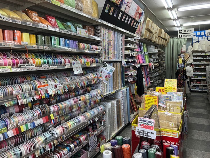 毎度ご利用いただきありがとうございます。当店は、ラッピング用品から食品包材、店舗用品まで豊富な品揃えと低価格で業者のお客様も一般のお客様も便利にご利用いただけます。またイベント商品も季節ごとに取り揃えておりますので、ぜひお立ち寄り下さい。