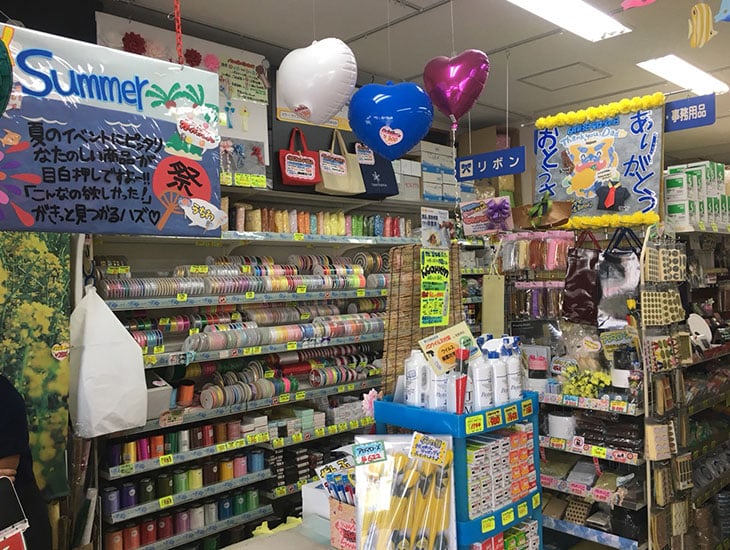 当店では多くのお客様に喜んでいただくために、いろいろな包装資材を取り揃えています。イベント等オリジナルのラッピングでたくさんの笑顔を見つけて見ては!!是非一度、ご来店下さい。
