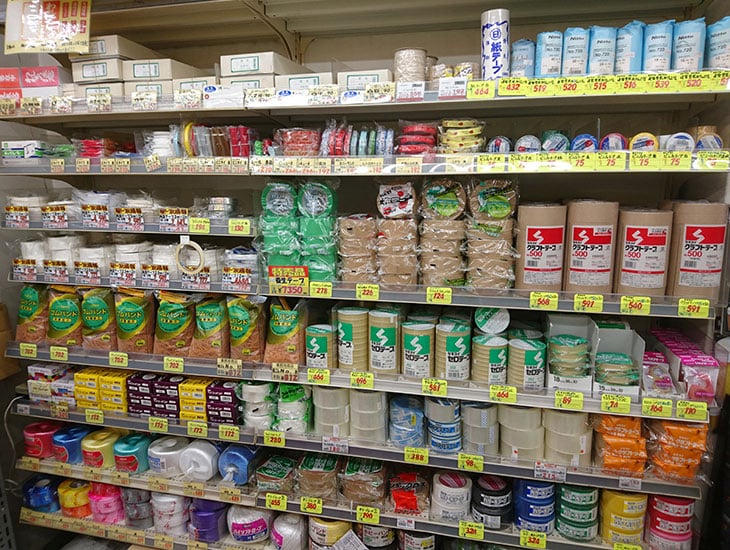 当店では「お客様に楽しんで頂ける」をモットーに店舗用品から日用品まで充実な品揃えをラインアップ!また、駐車スペースもご用意しております。スタッフ一同心よりご来店お待ちしております。
