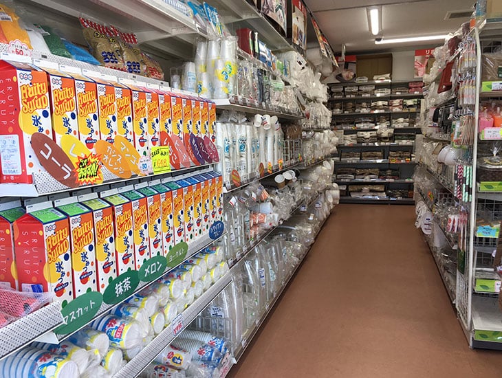当店はお車でお越しのお客様も安心して停められる広い駐車場を完備しております。ご要望の多い食品包材を多く取り扱っておりますので、ぜひご来店ください。別注の紙袋、レジ袋等もご提案できます。明るく元気なスタッフ一同皆様のご来店を心よりお待ちしております。