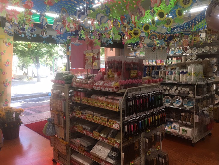 イベント資材・ラッピング資材・食品容器でお困りのお客様、店内に各種商品多数取り揃えてお客様のお悩み解消致します。まずは一度ご来店下さい。一般のお客様のご来店も大歓迎ですので是非覗いてみてください。スタッフ一同お待ち致しております。