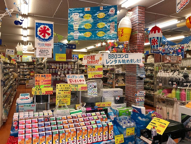 こんにちは!<br>パッケージプラザいとうです。<br>パッケージプラザいとうは欲しいものが見つかる包装用品のコンビニエンスストアです。一般の方から業者の方までご利用いただけます。包装資材、生活雑貨、イベント用品等は当店で!皆様のご来店を心よりお待ちしております。<br>ネット通販「シモジマオンラインショップ」もご利用下さい!