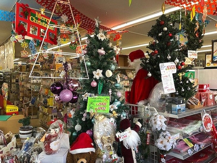 当店は青森市指定ゴミ袋やポリ袋・食品包材や店舗用品など幅広く取り扱いしています。<br>季節のイベントごとに限定アイテムも入荷します。<br>一般のお客様や業者の皆様もぜひ一度ご来店ください。お待ちしています。