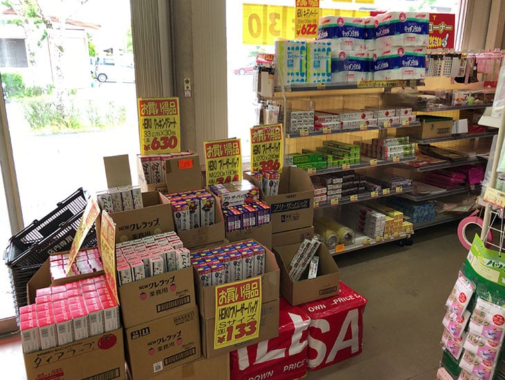 いつも当店をご利用頂きましてありがとうございます。当店では、紙袋、化成品、リボン、包装紙、文房具、店飾等、幅広く取り揃えております。また、各種イベントに欠かせない紙コップや紙皿等の食品容器も豊富にご用意しております。是非一度ご来店下さい。