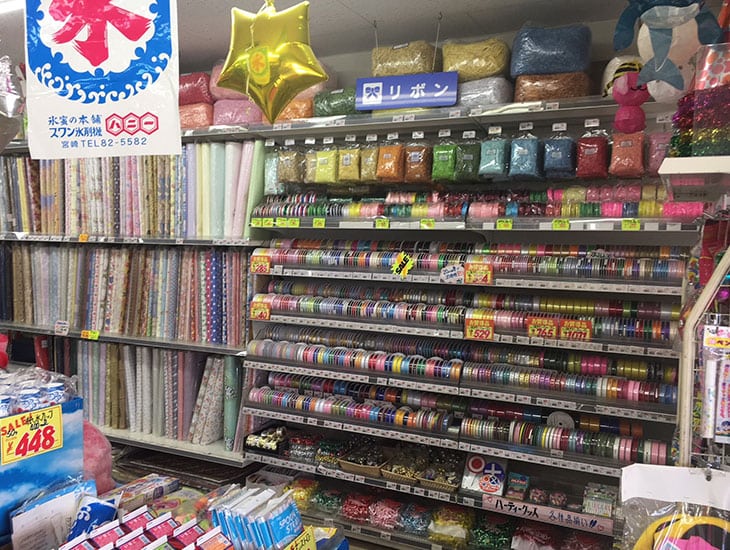 当店ではイベント商品も充実しております。イベント用品の他、包装用品、事務用品、食品包材などの品揃えも充実しております。お買上げ3000円以上10km以内無料配達致します。是非一度ご来店下さい。