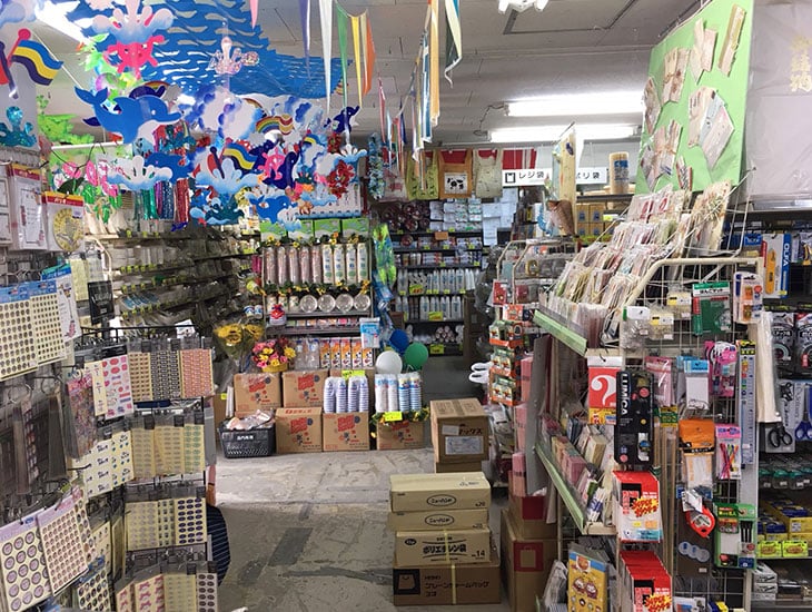 当店は房総の海が近く、レジャーに最適な場所にあります。レジャー用品なども豊富に取り揃えており、お子様には風船や文房具などもあります。ご家族皆さんが見ているだけで楽しくなるお店づくりを目指しております。ご来店、心よりお待ち申し上げます。