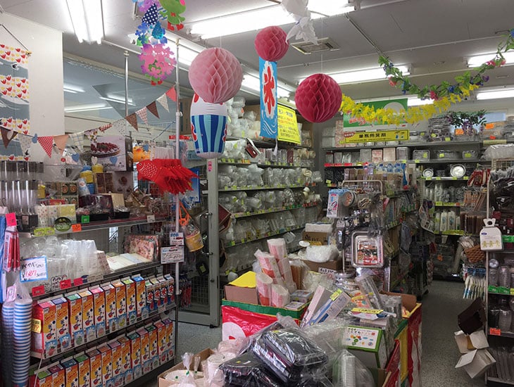 当店のお勧めは紙袋。専門店ならではの品揃えで皆様のご希望に添える品揃えを展開しています。また 探してもなかなかない本物の国産和紙を取り扱っています。何と2枚単位で御希望の柄を取り揃えています。是非一度当店にお立ちより下さい。