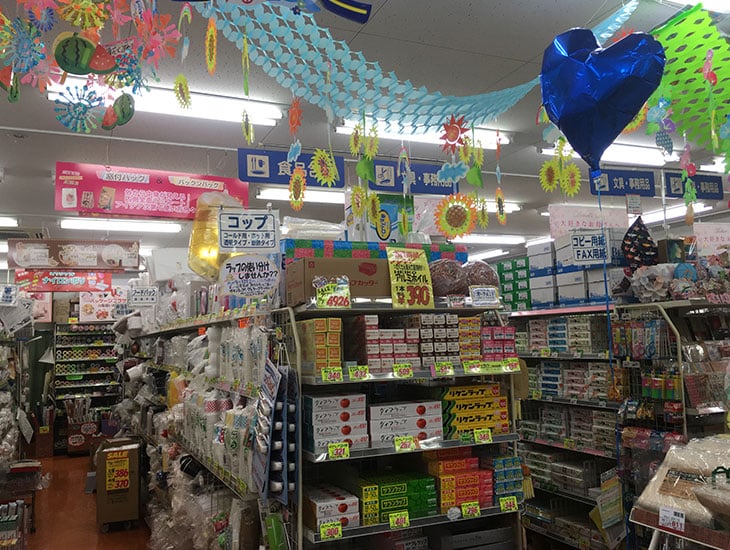来て・見て・楽しめる店づくり。お客様のニーズに合わせた選べる商品の品揃えをモットーに今年もお出迎えいたします。季節のラッピングアイデアも満載!有料のラッピングサービス、近隣への無料配達サービス、オリジナル名入商品のご相談も承っております。