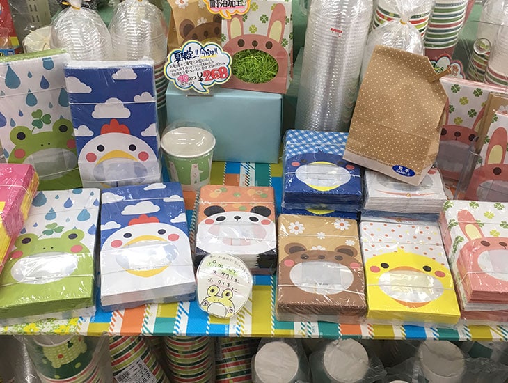 南加賀一円からご来店頂いております。あらゆる業種の方から学校関係、そして町内会、サークル等のイベント時までご利用頂いております。紙袋やレジ袋や包装紙等の別注品のご注文も承っております。是非お気軽にお立ち寄り、ご相談下さいませ。