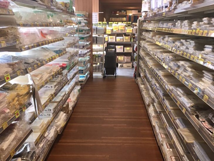 当店は、包装用品・食品容器など多数取り揃えております。また、配達のサービスでは、福岡市内¥3000以上、市内近郊¥5000以上から承っております。その他、別注の販促品や名入れ商品なども承っております。是非、ご来店下さい。