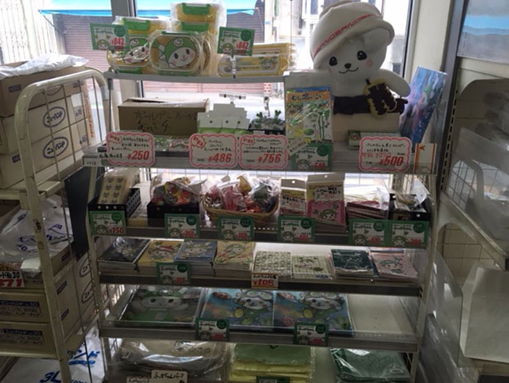 毎度有難うございます。店内には驚くほどの豊富な種類の包装資材、生活用品、季節のイベント用品などが所狭しと陳列され、アイテム数に自然とワクワク!ゆるキャラ総選挙で準グランプリに輝いた「ふっかちゃん」のオリジナルグッズも大好評販売中です。
