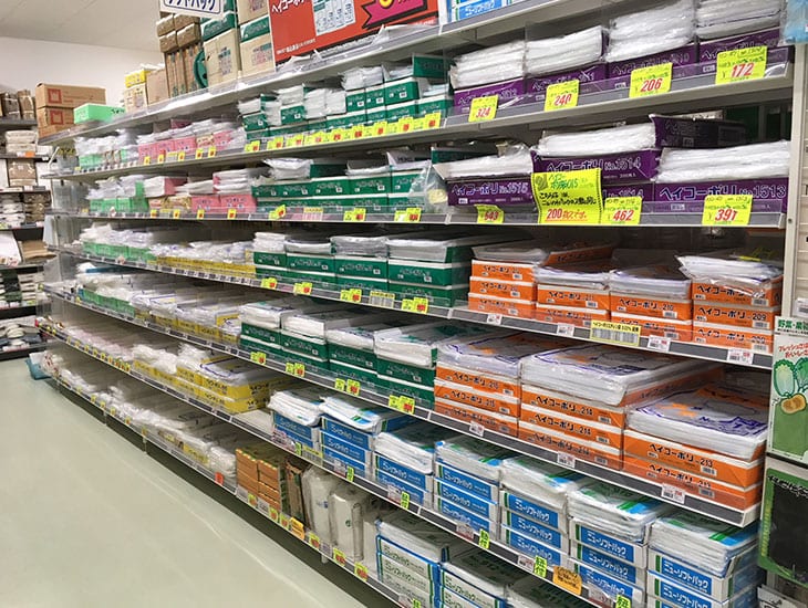 包装資材はもちろん事務用品や食品容器、季節を演出するアイテムなど業者の方から一般の方まで満足いただける商品を多数取り揃えています。また、定番で扱っていない商品でも少数から別注OK!見積もりをお出ししますのでお気軽にご相談ください。