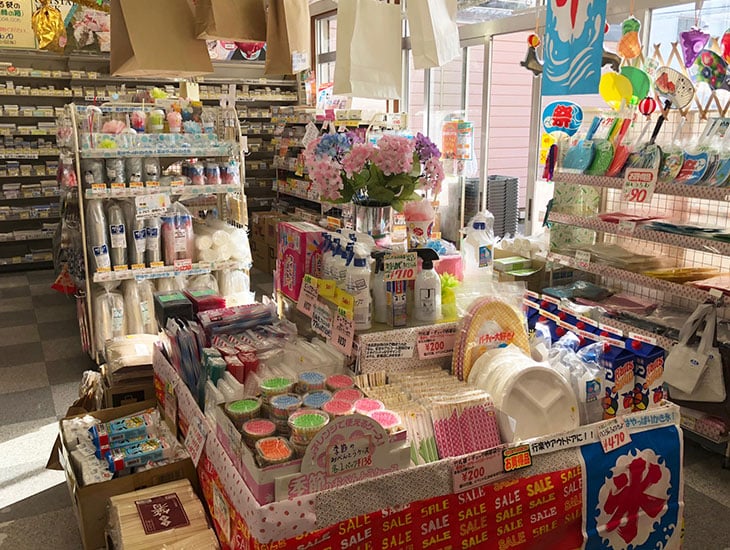 毎度ご利用いただきありがとうございます。当店は、ラッピング用品から食品包材、店舗用品まで豊富な品揃えと低価格で業者のお客様も一般のお客様も便利にご利用いただけます。またイベント商品も季節ごとに取り揃えておりますので、ぜひお立ち寄り下さい。