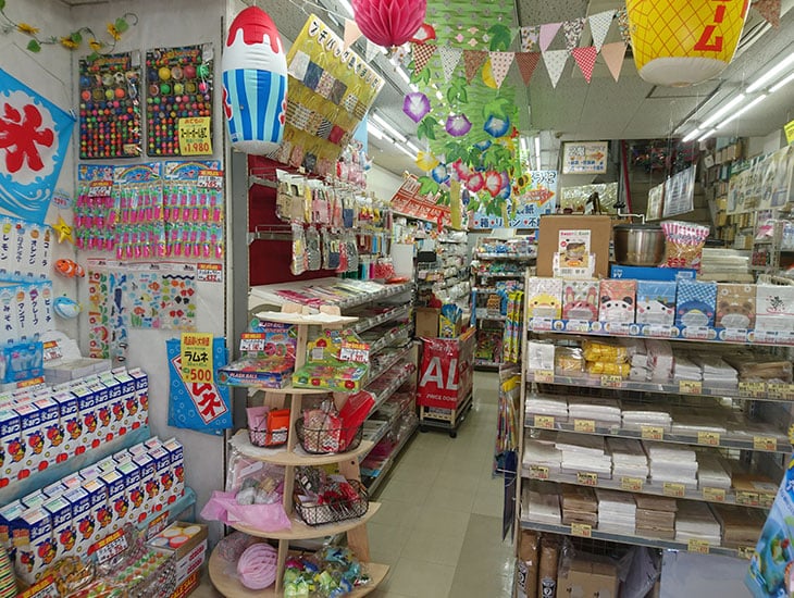 当店では「お客様に楽しんで頂ける」をモットーに店舗用品から日用品まで充実な品揃えをラインアップ!また、駐車スペースもご用意しております。スタッフ一同心よりご来店お待ちしております。