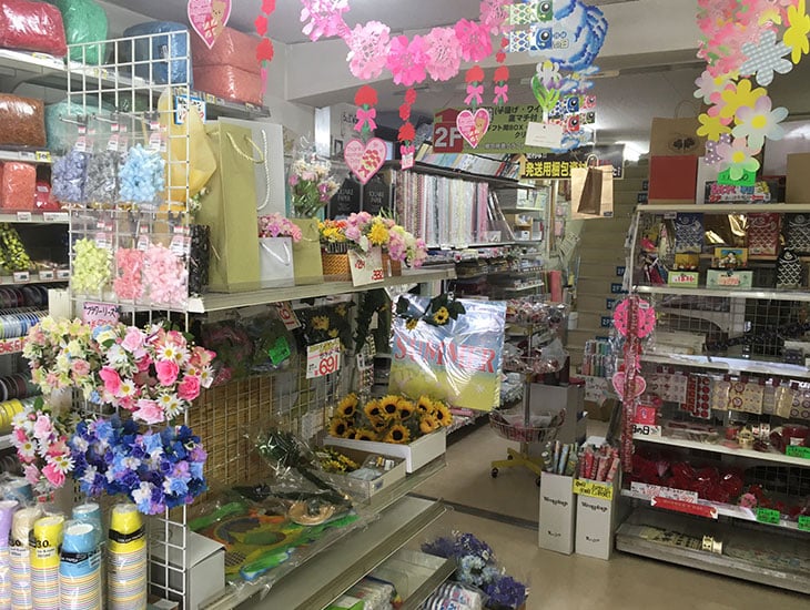 ラッピングから包装資材・食品容器・事務用品までさまざまな商品を1万点以上取り揃えています。商品だけでなく、きめ細かい情報も提供し、より良いお店作りのお手伝いをしたいと思っています。一般の方から事務所・店舗の方までお気軽にお越しください。