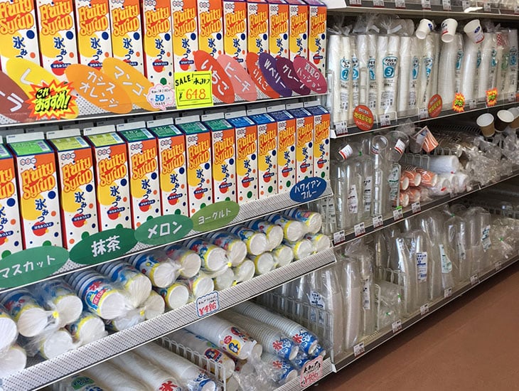 当店はお車でお越しのお客様も安心して停められる広い駐車場を完備しております。ご要望の多い食品包材を多く取り扱っておりますので、ぜひご来店ください。別注の紙袋、レジ袋等もご提案できます。明るく元気なスタッフ一同皆様のご来店を心よりお待ちしております。