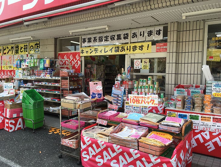 皆様から街の袋屋さんとしてご利用いただいています当店ですが、意外と箱も充実しております。白いフリーボックスが27サイズ、素朴な風合いのナチュラルボックスが28種類もございます。その他ギフトボックスやダンボールなども各種取り揃えております。