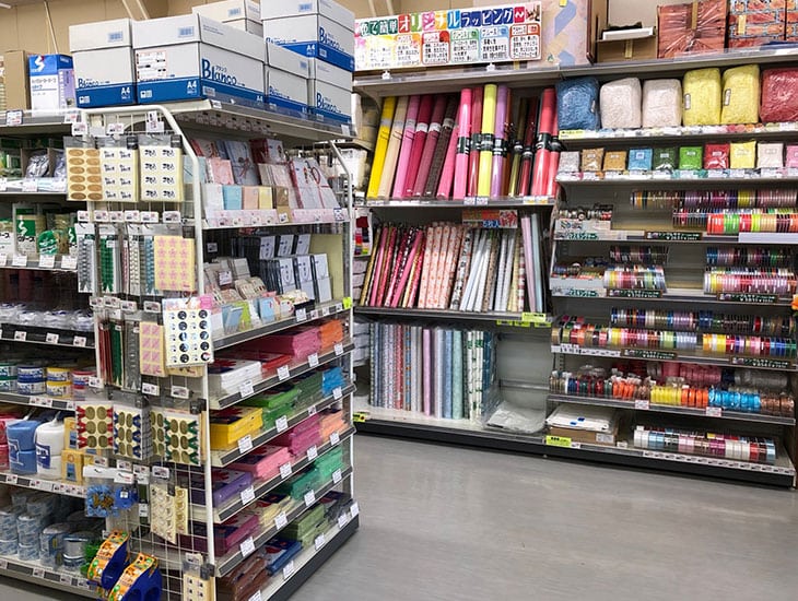 当店は地域密着型の店舗として、包装資材、食品容器等多数取り揃えております。また、菓子食材、イベント用品等ワクワクするような品揃えで業者の方から一般の方まで楽しんでいただけるお店を目指しております。心よりご来店をお待ち申しあげております。