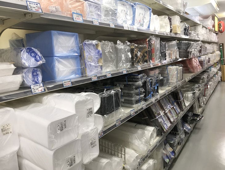 当店は地域密着型の店舗として、包装資材、食品容器等多数取り揃えております。また、菓子食材、イベント用品等ワクワクするような品揃えで業者の方から一般の方まで楽しんでいただけるお店を目指しております。心よりご来店をお待ち申しあげております。